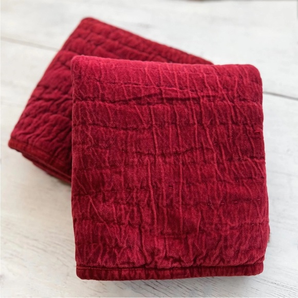 2 Pottery Barn Washed Velvet Handcrafted Quilted Shams STANDARD Red Holiday PB - Picture 4 of 8